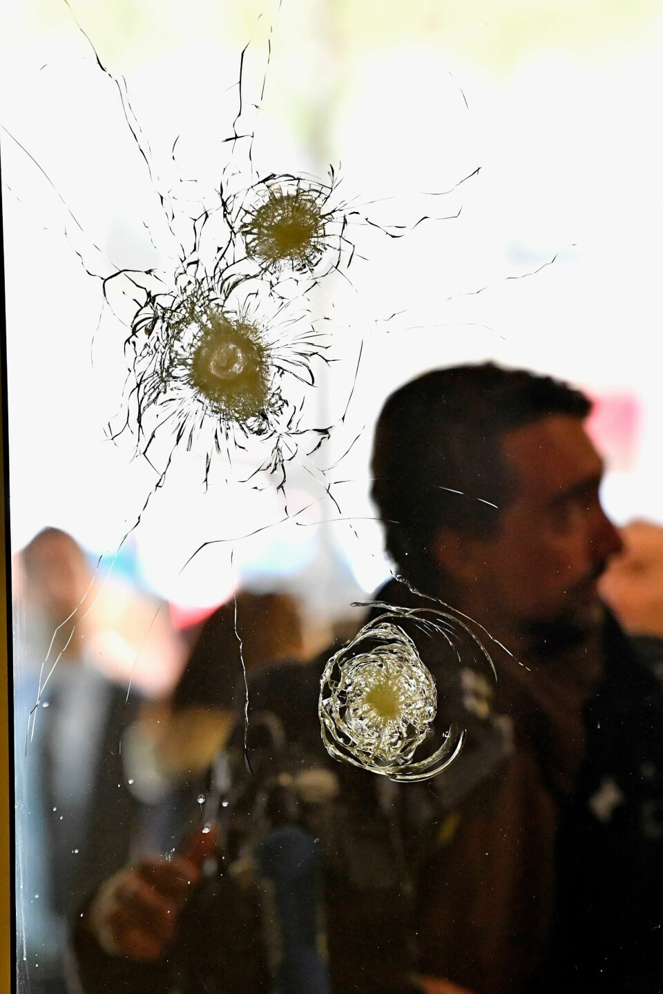 Godt synlige skader der noen av kulene traff torsdag kveld i Paris. Foto: Jeff J. Mitchell/Getty Images