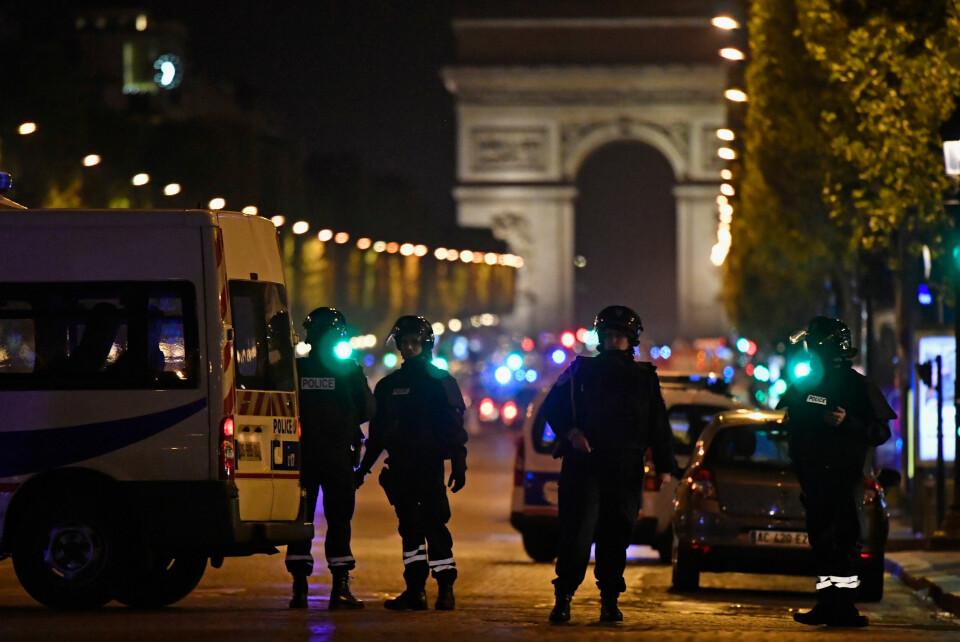 Turistgaten: Verdens mest kjente aveny, Champs-Élysées ble stengt av torsdag kveld da en politimann ble drept og to såret da en 39-åring hoppet ut av en bil og begynte å skyte mot dem. Attentatmannen ble skutt og drept. Foto: Jeff J. Mitchell/Getty Images