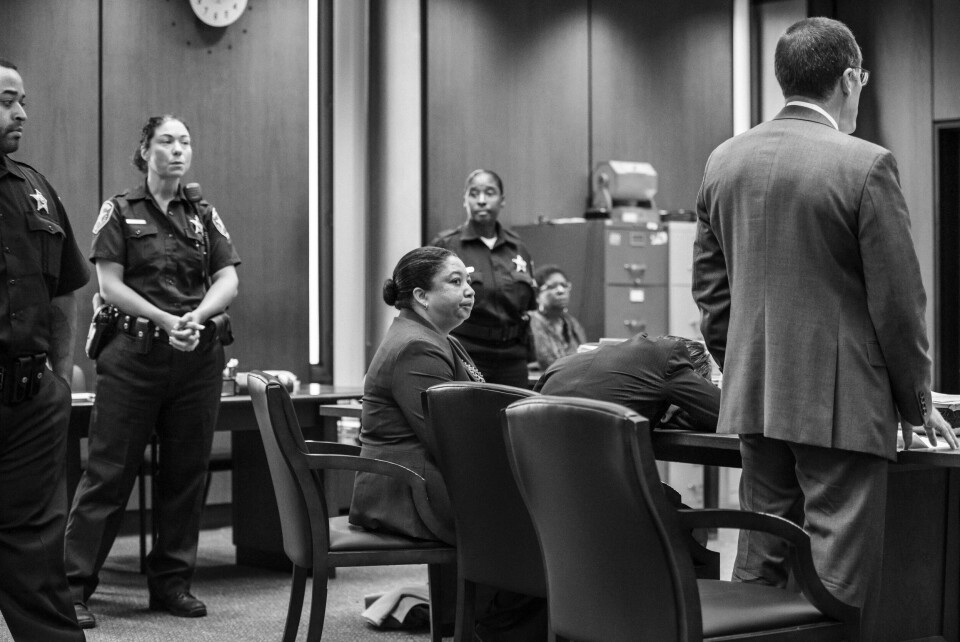 Professor Anna Stubblefield kollapser i retten i Newark, New Jersey etter å ha blitt funnet skyldig i seksuelt overgrep mot en mann med cerebral parese. Foto: Jonno Rattman/redux/NTB Scanpix
