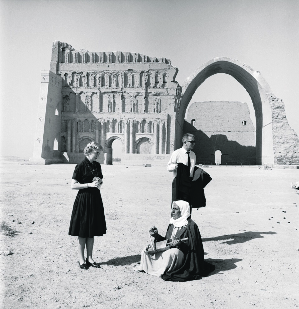 Et amerikansk par ved Taq-e Kasra, en ruin ved den historiske byen Ktesifon, rett sør for Bagdad, 1965. Foto: Latif Al Ani