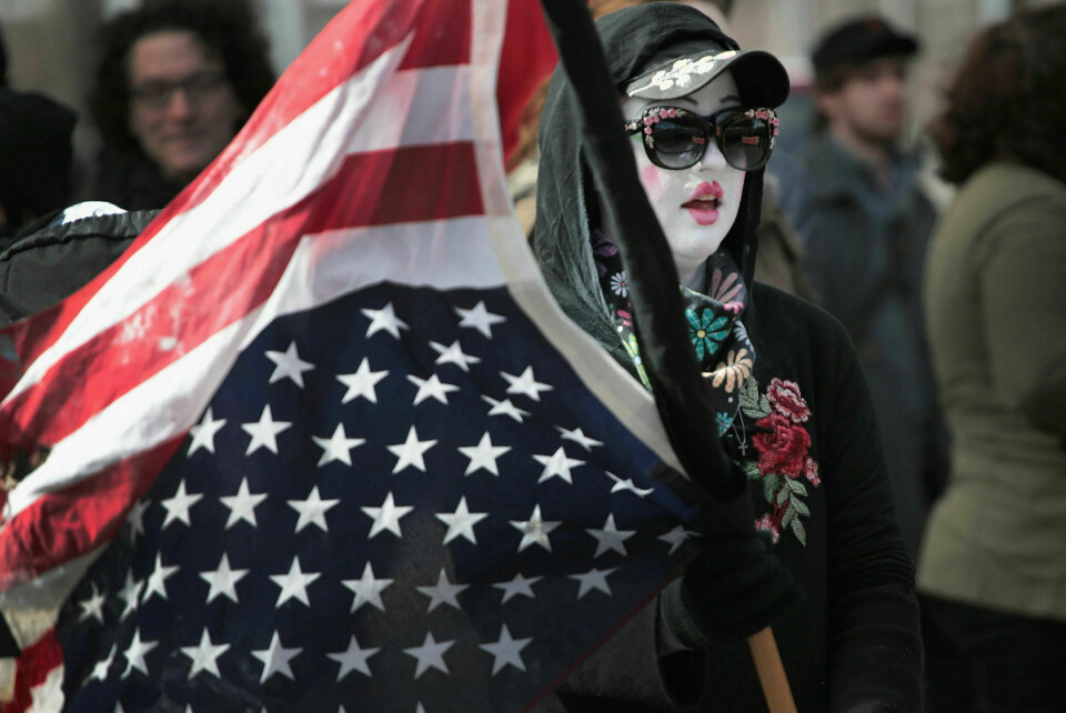 Den politiske diskursen i USA kommer aldri til å bli den samme igjen, skriver Sturla Haugsgjerd. Bildet viser en kvinne i et demonstrasjonstog mot Richard Spencer, mannen som populariserte begrepet «alt-right». Scott Olson/Getty Images