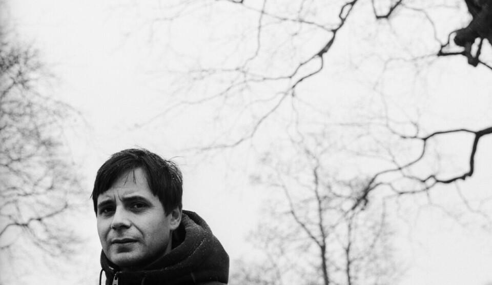 Trekker linjer: Man finner ofte historiske referanser i Christian Messels kunst. Han er en samler – eller antikvar – som trekker linjer mellom ulike epoker. Til denne samtalen kommer han med sekken full av bøker.