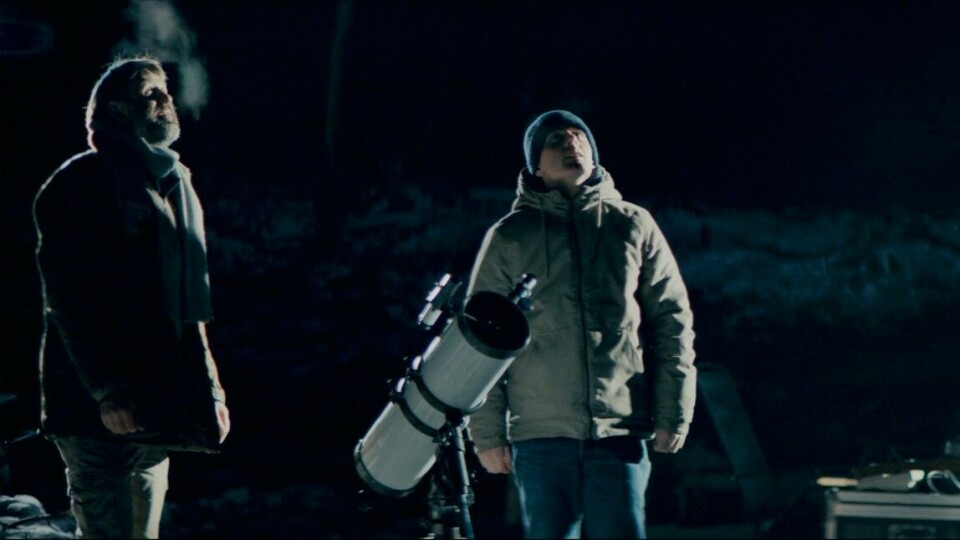 Bill (Jørgen Langhelle) og Gustav (Axel Bøyum) ser etter filmtittelen. Foto: SF Studios