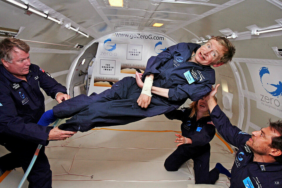 Toppforsker og engasjert formidler: Stephen Hawking trivdes i rampelyset og ble en populær formidler av komplisert vitenskap. Her et klipp fra dokumentarfilmen Hawking (2013) . Foto: Capital Pictures / The Mega Agency / NTB Scanpix