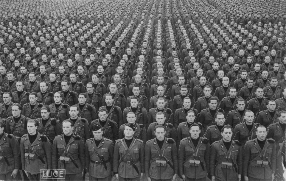 Svartskjortene var en fascistmilits som opererte i Italia før og under Benito Mussolinis regjeringstid i Italia (1922–1943). I mellomkrigstiden foreslo det norske Fedrelandslaget å gi fredsprisen til Hitler og Mussolini. Fascister