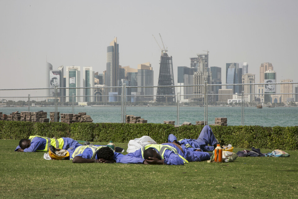 Fremmedarbeidere benytter sjansen til en hvil utendørs i Qatar. Om sommeren er det så varmt at det er umulig å oppholde seg i solen.