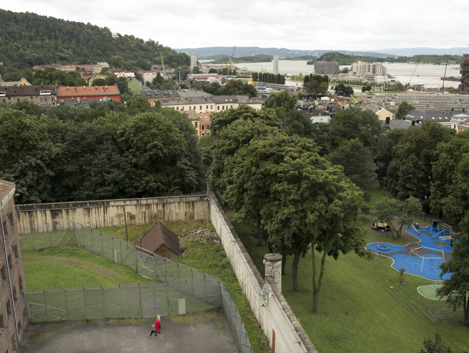 Byfengsel: Oslo fengsel ligger på Grønland, med den såkalte Botsparken like utenfor murene. I 2017 ble avdelingen som holdt til i det gamle botsfengselet, lagt ned, og i dag har fengselet plass til 243 innsatte. d