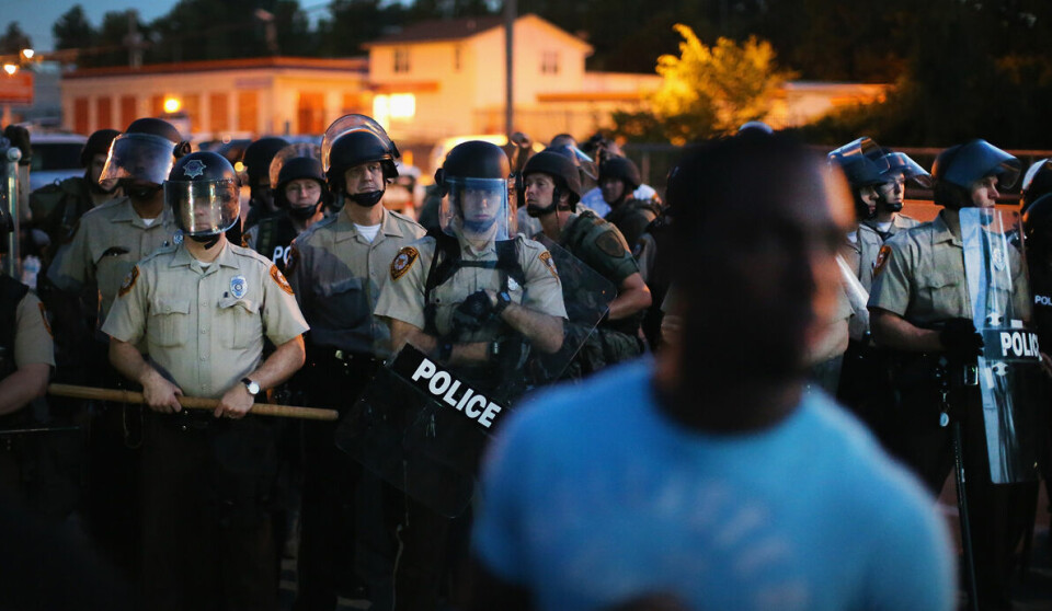 Da det smalt: Michael Brown ble skutt og drept av en hvit politimann i Ferguson, 13. august 2014, og bildene av Browns lik i gaten spredte seg i rekordfart på sosiale medier. Den til enhver tid latente rasismekonflikten i USA hadde igjen fått et fokuspunkt, og det ble starten på to uker med demonstrasjoner og opptøyer i den lille byen i Missouri. Foto: Scott Olson / Getty Images