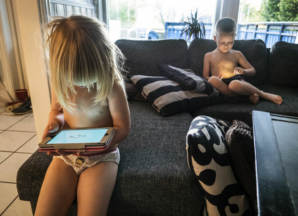 Noen som kjenner seg igjen? I de fleste familier er det urealistisk med svært strenge skjermregler. Da gjelder det å heller gjøre skjermøyeblikk til sammen-øyeblikk, argumenterer Magnus Hoem Iversen. Modellklarert illustrasjonsbilde. .