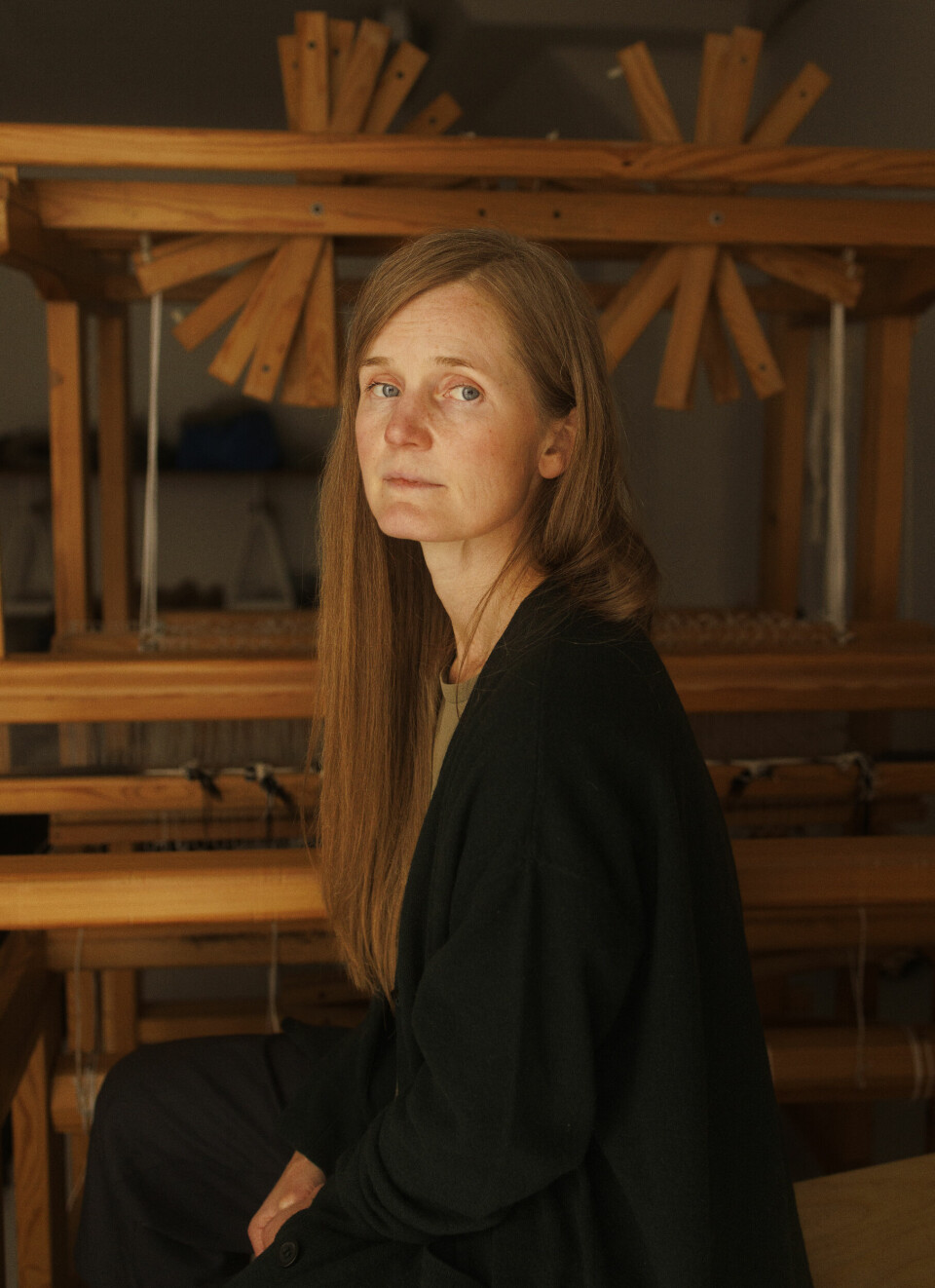 Militære kapabilitepper: Toril Johannessen er årets festspillkunstner under Festspillene i Bergen. Til utstillingen, med tittelen Avskrekking og beroligelse, har Johanessen brukt oppklippede forsvarstekstiler til å veve gigantiske filleryer som fyller gulvet til Bergen Kunsthall.