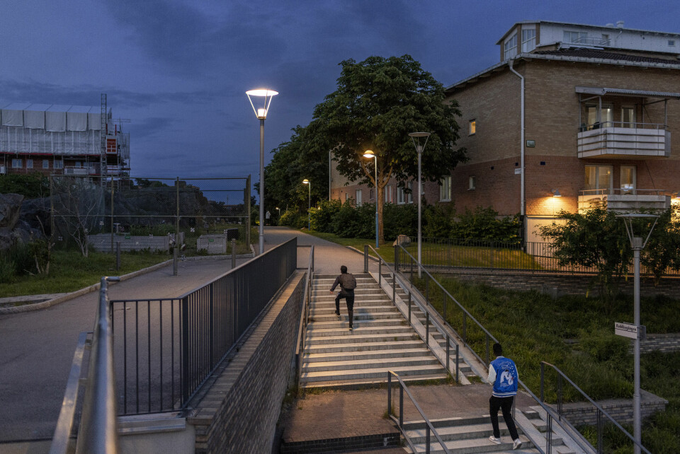 Skumring: Det bor drøyt 15 000 innbyggere i Rinkeby som tilhører Järvaområdet i Stockholm. Mer enn 90 prosent har innvandrerbakgrunn, nesten halvparten fra afrikanske land. Mye av den dødelige volden i Sverige har skjedd nettopp her.