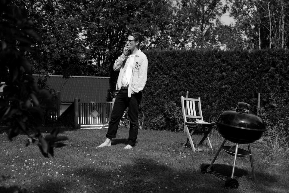 Diskoprins og grillkonge: André Bratten i hagen hjemme i Asker. Det blir mye hjemmetid om dagen. – Jeg mista tolv spillejobber på ett kvarter. Det var litt mørkt, men det gjelder jo alle.