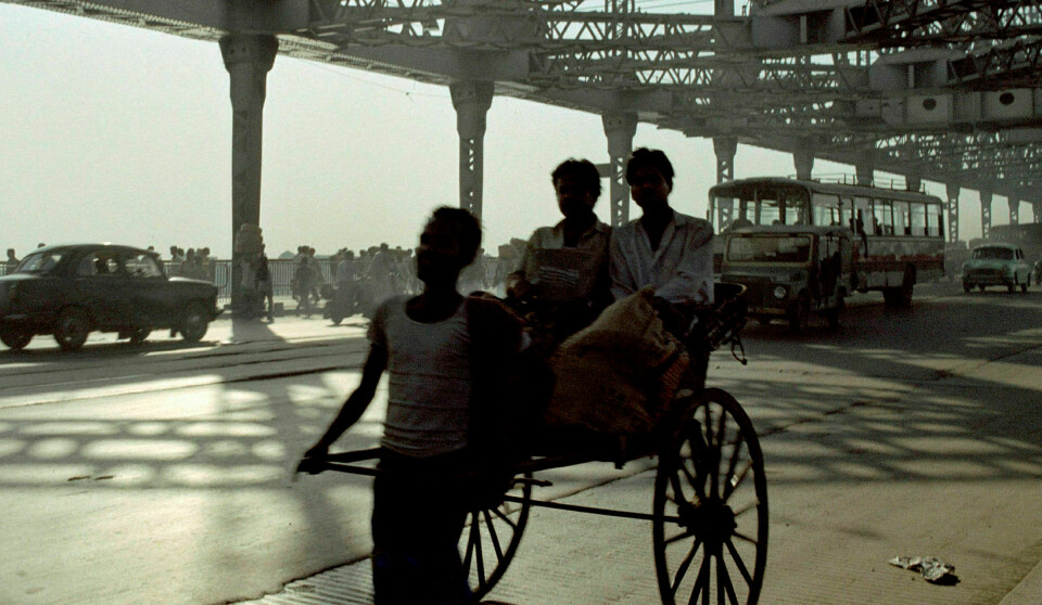 Etter over tyve år har jeg fremdeles levende minner om hvordan Hasari klarte å klore seg fast i livet som rickshaw-wallah, skriver Thomas Hylland Eriksen. Her: Howrah-broen, også kjent som Rabindra Setu, Kolkata. Foto: Ukjent fotograf / Construction Photography / Avalon / Getty Images