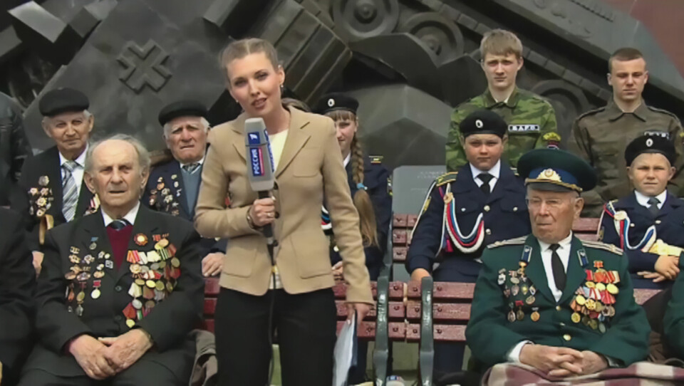 Desinformasjon: Den profilerte russiske programlederen Olga Skabejeva sa nylig følgende om ukrainere i programmet 60 minutter på tv-kanalen Rossija 1: «Folk begynner å innse at de ikke trenger å frykte russiske soldater, men egne naboer som har fått tak i våpen». .