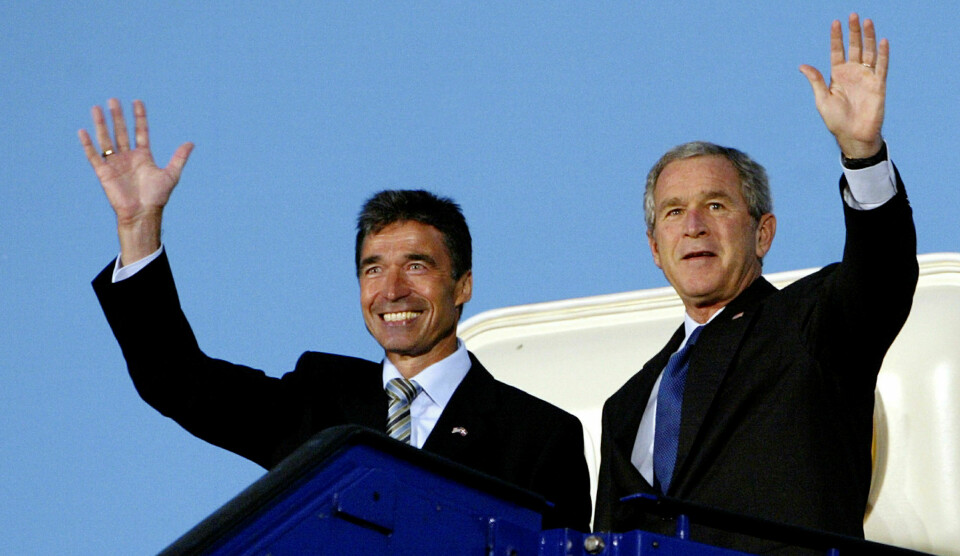 Med Anders Fogh Rasmussens bok fra 1993, er det som om vi sitter med fasiten for Foghs krigserklæring mot ekspertene i hånd, skriver Bernhard Ellefsen. Her er han sammen med George W. Bush på Kastrup i 2005. Foto: Jim Watson / AFP / NTB