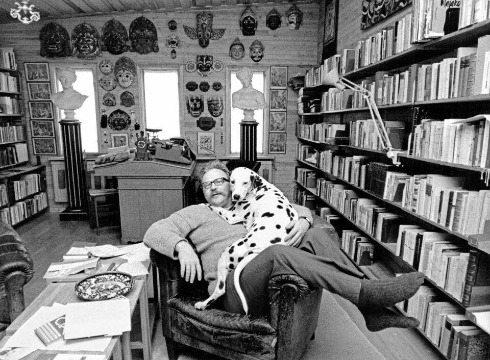 Konflikt i biblioteket: Journalist Ole Øyvind Sand Holth besøkte Jan Myrdal i hans private bibliotek i Varberg, våren 2016. I løpet av besøket ble Jan Myrdal forsøkt kastet ut av Jan Myrdal-stiftelsen, som forvalter biblioteket. Foto: Rolf Petterson / Aftonbladet TT / NTB