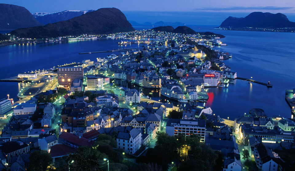Når øynene tilpasses det skarpe lyset, oppfattes omgivelsene mørkere og mange etterspør da enda mer lys, skriver Helga Iselin Wåseth. Her: Ålesund sett fra Aksla.Foto: Espen Bratlie / Samfoto / NTB scanpix