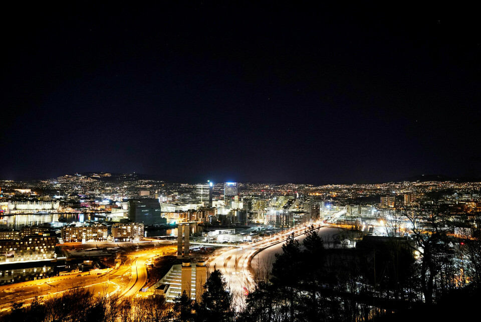 Kunstig belysning: Lysforurensning leder til stress og døgnrytmeforstyrrelser, skriver Erling Fjeldaas. Bildet av Bjørvika er tatt natt til 3. november i fjor. Foto: Cornelius Poppe / NTB scanpix