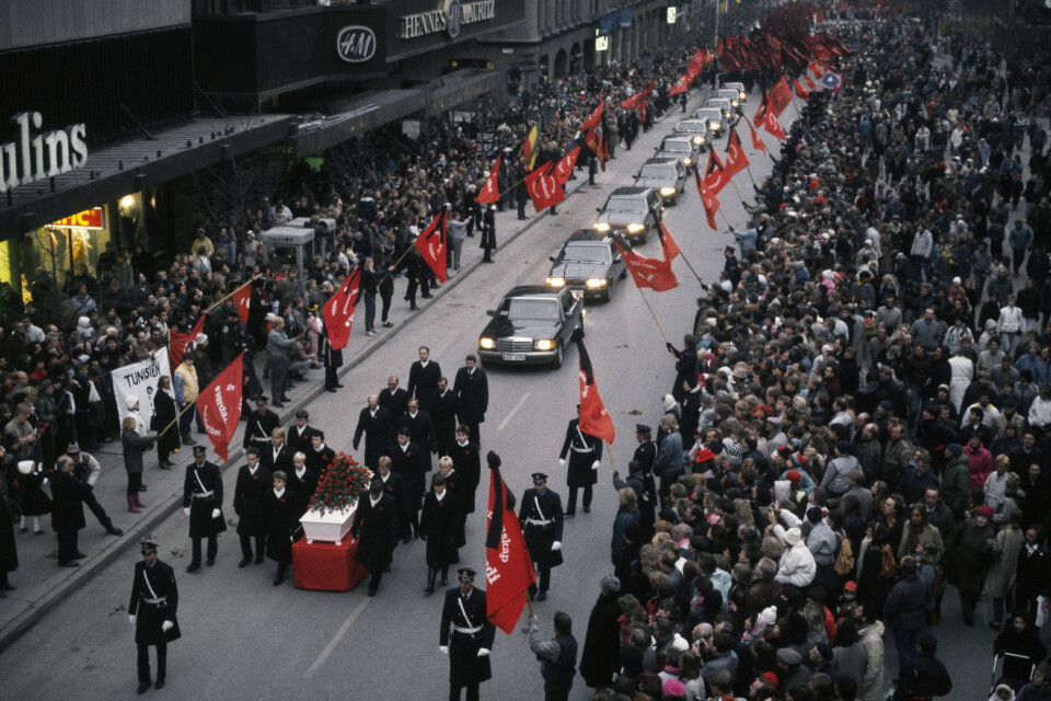 Blikk på svensk sosialdemokrati: I årets roman skriver Lena Andersson om en konspirasjon rundt mordet på Sveriges statsminister Olof Palme. Her: Palmes begravelse, Stockholm 15. mars. Prime Minister of Sweden Olof Palme was the leader of the Swedish Social Democratic Party from 1969 until his assassination on February 28, 1986. He was shot in the back walking home from a cinema with his wife Lisbet. The murder has not been solved. (Photo by Ingrid Rossi/Sygma via Getty Images)