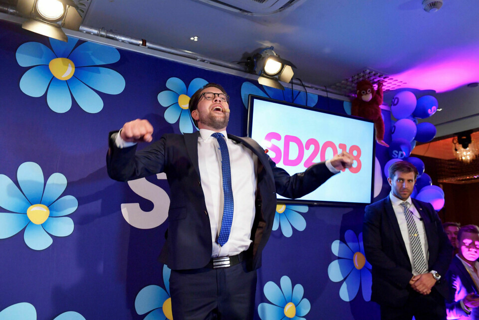 Vinner, på en måte: Jimmie Åkesson kom, jublet og hostet. Han fremstilte seg som valgets vinner, og er det – med en fremgang på nesten fem prosentpoeng. Men kvelden ble likevel en liten nedtur. Foto: Anders Wiklund / TT Nyhetsbyrån / NTB Scanpix