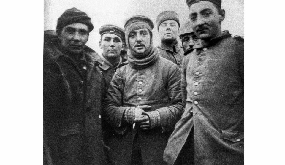 Fotball og våpenhvile: Julen 1914, under første verdenskrig, gikk soldater fra begge sider opp fra skyttergravene for å feire jul. De skal også ha spilt fotball sammen. Bildet av soldatene er tatt i Belgia første juledag samme år. Foto: Ukjent fotograf / Topfoto / NTB