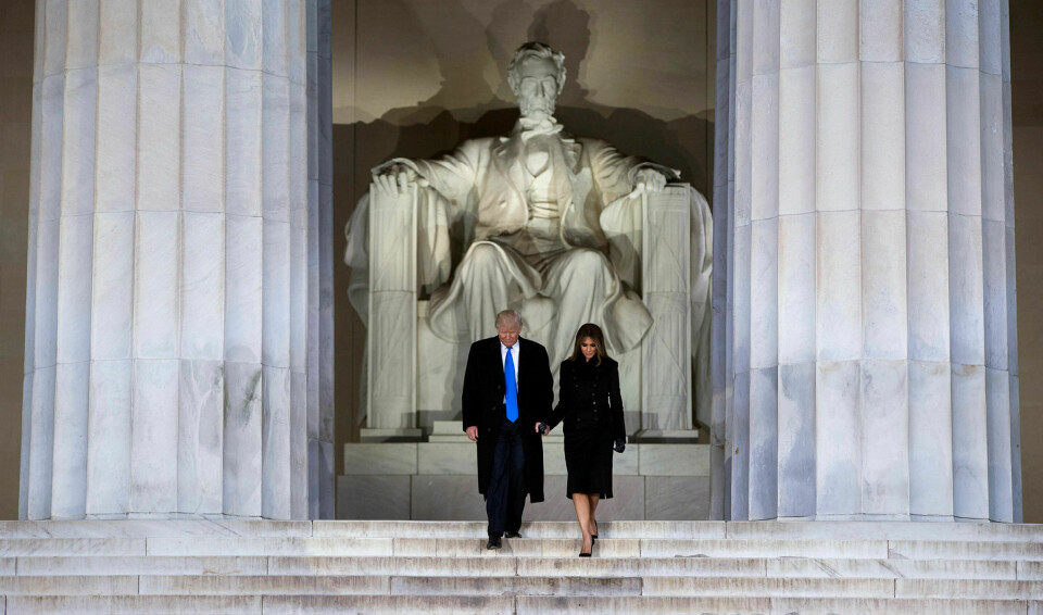Sans for søylegang: Donald og Melania Trump ved Lincolnmonumentet i Washington kvelden før innsettelsen i 2017. Monumentet, utformet som et dorisk marmortempel, faller nok i smak hos Trump som visstnok ivrer for klassisk arkitektur. Foto: Doug Mills / The New York Times / NTB scanpix