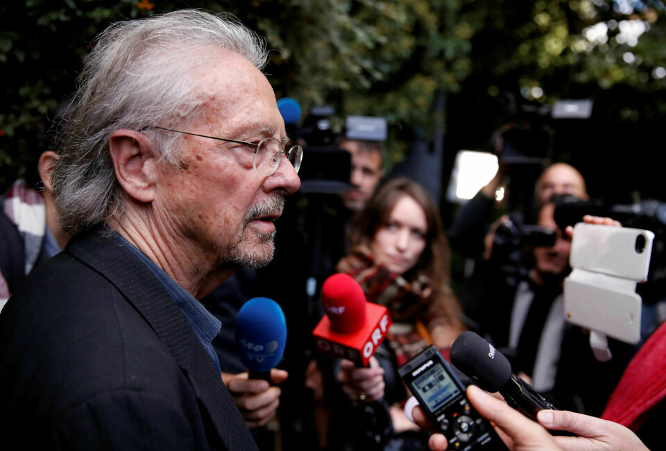 Stridens eple: Peter Handke får støtte. Her er den østerrikske forfatteren avbildet når han møter pressen rett etter det ble kjent at han fikk nobelprisen. Foto: Christian Hartmann / REUTERS / NTB scanpix
