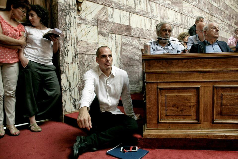 Gjeldsdrama: En ny bok belyser hvor intenst EUs topper mislikte den greske finansministeren Yanis Varoufakis. Her: Varoufakis lytter mens statsminister Alexis Tsipras taler til partimedlemmer og ministere i parlamentet, juni 2015. Foto: Milos Bicanski / Getty Images