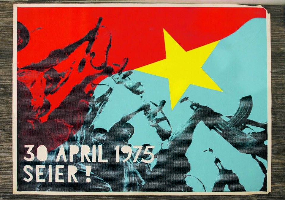 Seiersgang: Natt til 1. mai 1975 ble denne plakaten hengt opp i Bergen for å feire at FNL hadde nedkjempet amerikanerne. Foto: Anders Firing Lunde
