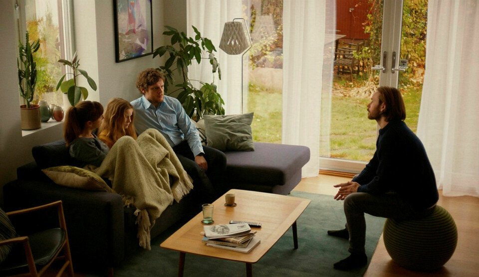 Uforutsigbar: Det foregår mye også i randsonene i Dag Johan Haugeruds «Barn». Fra venstre: Andrea Bræin Hovig, Ella Øverbøe, Hans Olav Brenner og Jan Gunnar Røise. Foto: Motlys / Arthaus