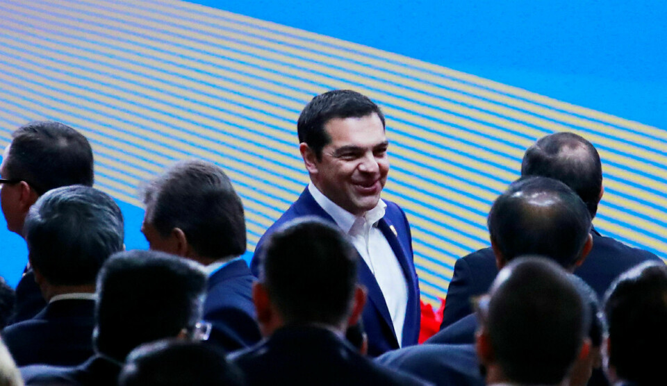 Gresk komedie: Alt tyder på at Alexander Tsipras mister statsministerjobben. Da mister også de greske satirikerne sin beste innholdsleverandør, skriver Alexander Zlatans Ibsen. Her er Tsipras i Beijing i april. Foto: Pool/Getty Images