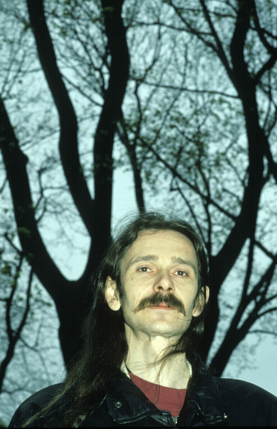 Evig outsider: Ingvar Ambjørnsen debuterte med diktsamlingen Pepsikyss i 1976, siden har han fra sin base i Hamburg blitt en av landets bestselgende romanforfattere. Her fotografert i 1989, året han (blant annet) ga ut tredje bok i serien om Pelle og Proffen, Giftige løgner.