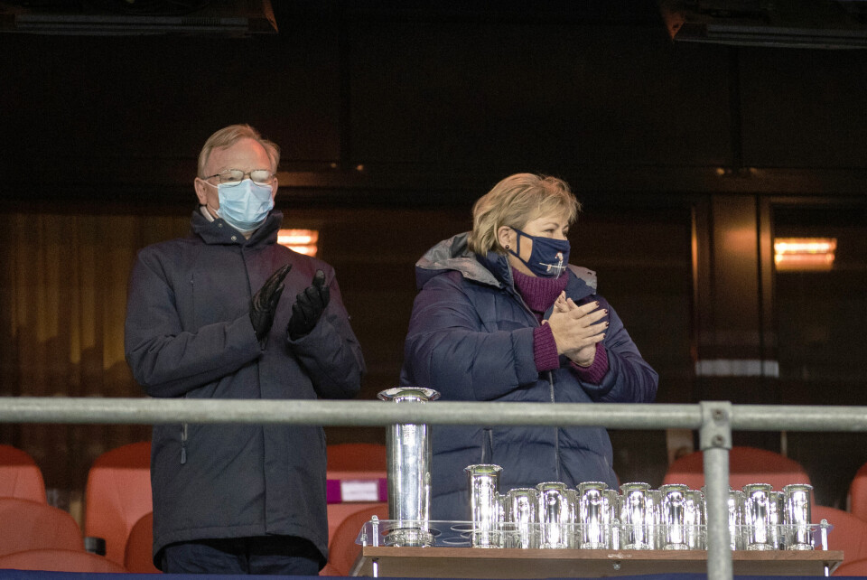 Mer enn lobbyist: Andre medlemmer av arbeidsgruppen bak rapporten «Norsk vaksineproduksjon for beredskap og verdiskapning» bekrefter overfor Morgenbladet at Sindre Finnes selv satt i denne gruppen. Her: Finnes og Erna Solberg på Ullevaal Stadion i Oslo under cup-finalen for kvinner 13. desember 2020.