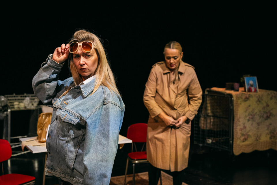 Tyven, tyven: Marie Blokhus er strålende som den karismatiske Antonia, som må dikte opp villere og villere bortforklaringer overfor sin mann i Vi betaler ikkje på Det norske teatret. Til høyre: Ellen Birgitte Winther som Margherita. .