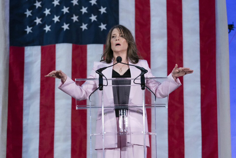 New age? Selvhjelpsforfatter, åndelig leder og en hel del annet, Marianne Williamson, lanserte sin presidentkampanje i Washington i mars, som den første demokraten til å formelt utfordre Joe Biden. Self-help author Marianne Williamson speaks to the crowd as she launches her 2024 presidential campaign in Washington, Saturday, March 4, 2023. The 70-year-old onetime spiritual adviser to Oprah Winfrey became the first Democrat to formally challenge President Joe Biden for the 2024 nomination. (AP Photo/Jose Luis Magana)