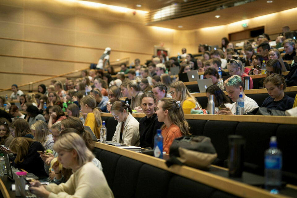 Studiestart 2018: Fullsatt forelesningssal på Examen Facultatum ved Universitetet i Oslo, Blindern. Skriver de på norsk eller engelsk? Foto: Hanne Marie Lenth Solbø