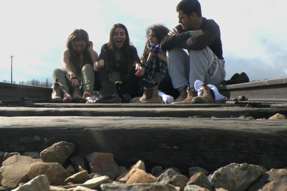 På tur: En scene fra filmen #uploading_holocaust der fire israelske ungdommer sitter på et jernbanespor i en konsentrasjonsleir for å kjenne «hvordan det var». Foto: Gebrueder Beetz Filmproduktion.