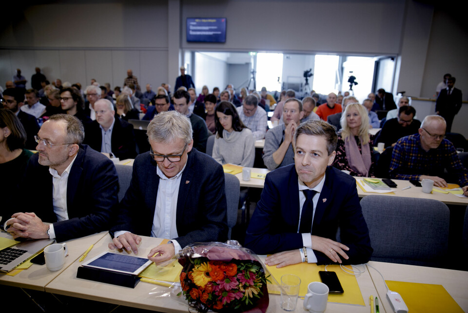 KrF-leder Knut Arild Hareide deltok på Hordaland KrFs ekstraordinært fylkesårsmøte sist lørdag. Avstemningen endte med fem røde og ni blå delegater fra fylket. Hareide sitter sammen med Dag Sele i midten og Jarle Skeidsvoll lengst til venstre. Foto: Paul S. Amundsen/NTB scanpix
