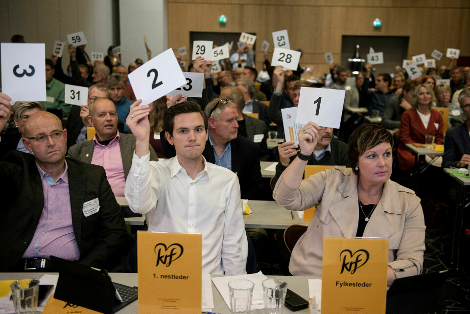 Fargerikt: «Ja, vi maler og vi maler / og det blir så fint og flott / når vi farger en hel stripe rød. / Ops! Femten ble i blått.» Fylkesleder i Rogaland KrF, Oddny Helen Turøy, til høyre, da Rogaland valgte delegasjon til landsmøtet, 20. oktober. Foto: Carina Johansen / NTB Scanpix