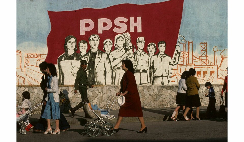 Albansk pensum: Enver Hoxhas undervisningsministerium gjorde sitt beste for å skape rettroende nasjonalister og kommunister, og engelsktalende sådanne. Bildet er fra byen Korce sommeren 1987 - to år etter Hoxhas død og drøye tre år før regimets fall. Foto: Getty Images