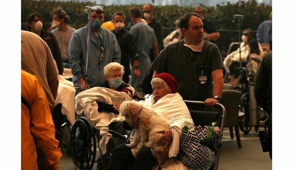 Tapt paradis: Pasientane ved Feather River Hospital i Paradise, California måtte evakuerast medan ein storbrann truga byen 8. november. Sjukehuset vart seinare øydelagt i flammane. Klimaendringar har gjort skogbrannar meir vanleg. Foto: Justin Sullivan / Getty Images
