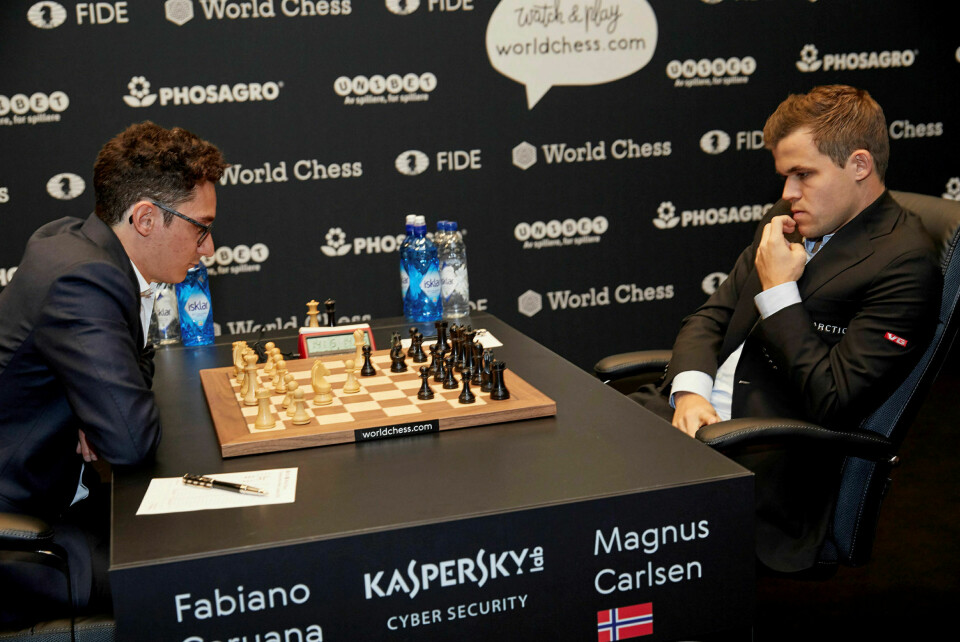 Trege greier: Sjakk er den langsomste og minst handlingsmettede av alle profesjonelle idretter. Likevel fulgte hundretusener med på sjakksendingene på NRK. Magnus Carlsen vant til slutt over utfordreren Fabiano Caruana. Foto: Tristan Fewings/Getty Images