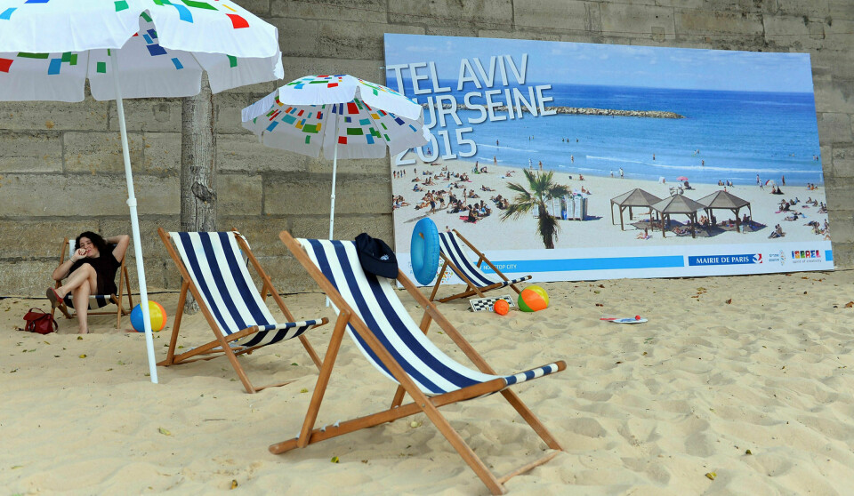 Paris-Tel Aviv: Seinens bredder gjenskapt som Tel Aviv-strand under arrangementet Paris Plages. Marco Koskas, som selv har adresse både i Tel Aviv og Paris, har skrevet roman om unge franskmenn som emigrerer til Israel. Foto: Mustafa Yalcin / Anadolu Agency/Getty Images
