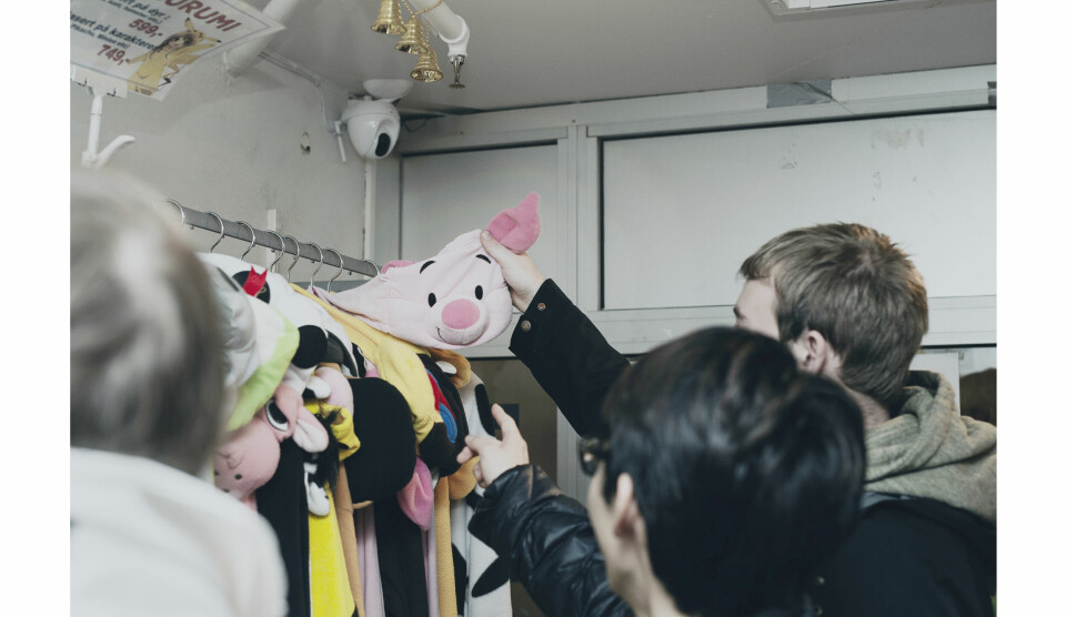 «Vi har et stort utvalg av one-piece kostymer», står det på en lapp utenfor Japan-butikken NeoTokyo. Og det må vi gi dem rett i.