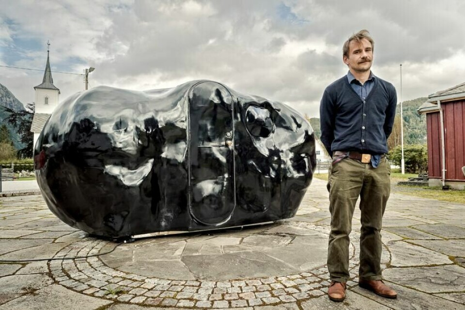 Tormod Carlsen foran verket sitt «The Healing Lump». Foto: David Zaig.