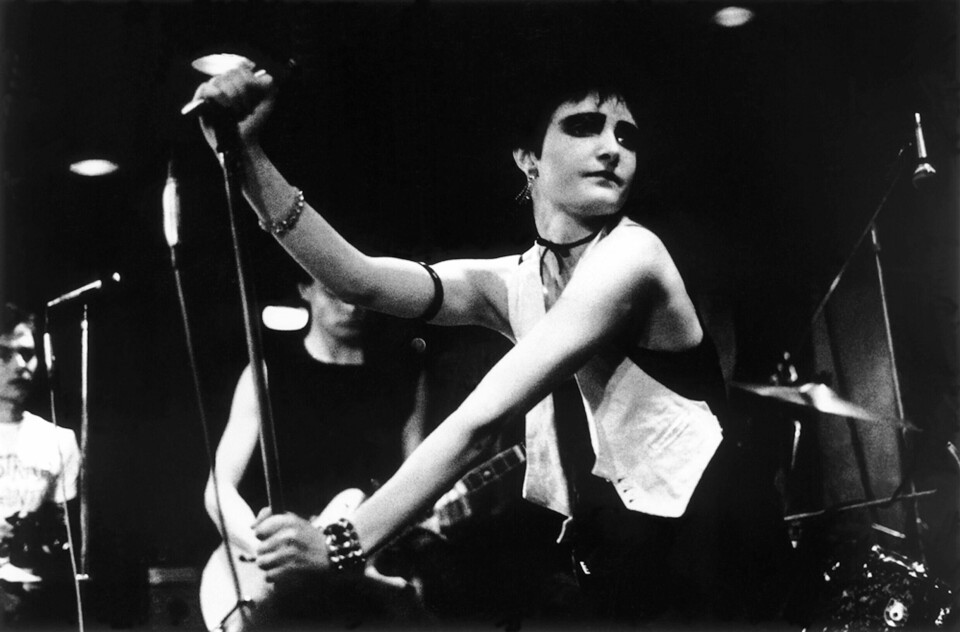Siouxsie Sioux hadde gått frå å provosere med hakekors til å kle seg i svart, sminke seg likbleik og leike seg med mystikk og symbol. Her er ho som frontfigur i bandet Siouxsie and the Banshees. Foto: Ian Dickson/Redferns/Getty Images