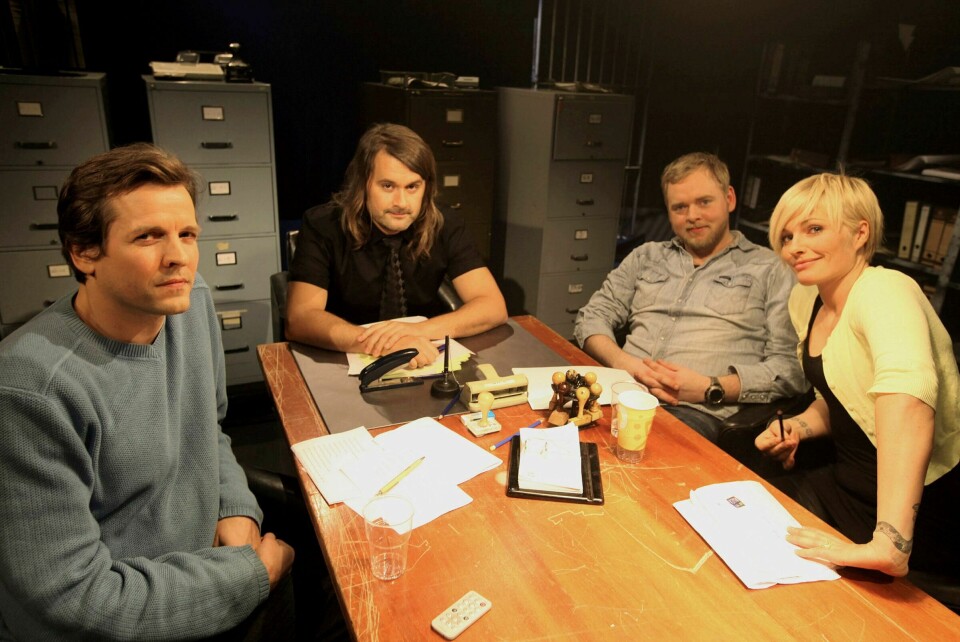 Et lunt mørke: TV-programmet Trygdekontoret er et Terry Eagleton-inspirert prosjekt, sier programleder Thomas Seltzer. Her er samfunnsgeograf Karl Fredrik Tangen, radiomann Tore Sagen og håndballspiller Mia Hundvin på besøk i oppstartsåret 2009. Foto: Knut Erik Knudsen / VG / NTB scanpix