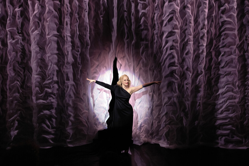 Ingeborg Sundrehagen Raustøl som Marlene Dietrich i Sporv og engel