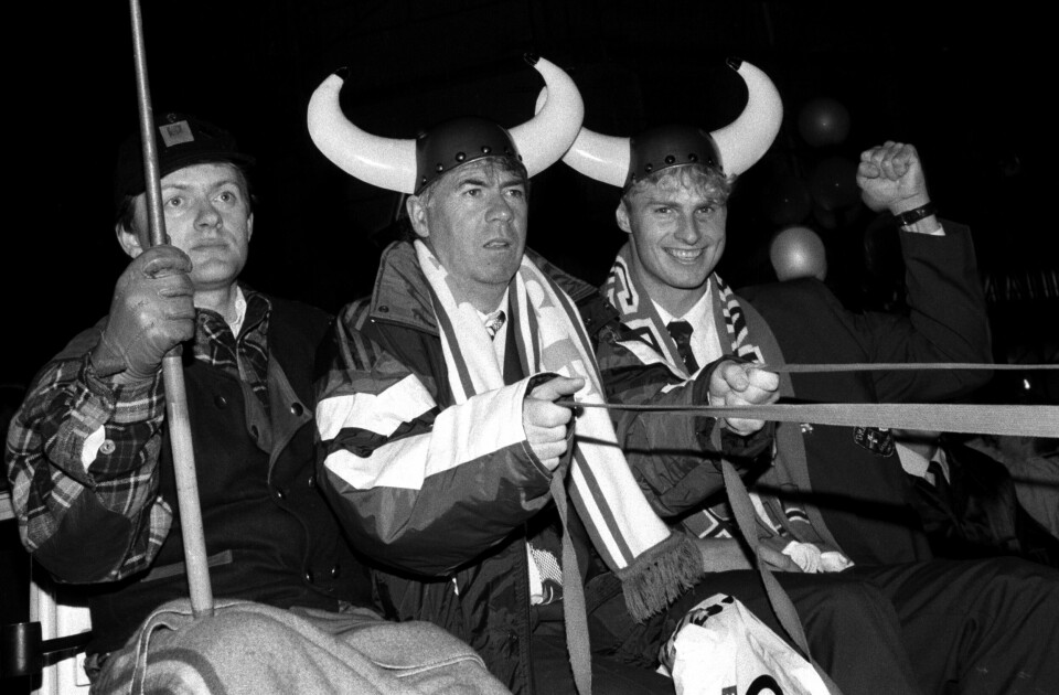 I ukens filmpodkast diskuterer panelet dokumentaren «Alt for Norge», og ikke minst hvorfor den kommer nå. Her: Kusken Gøran Håkkegård, Egil Drillo Olsen og Jostein Flo i hestekjerre etter å ha slått Polen i VM-kvalifiseringen, Oslo 23. september 1993. Norge - Polen 1-0