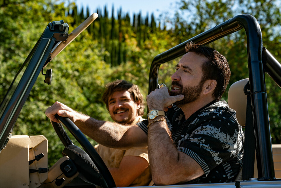 Nicolas Cage spiller Nicolas Cage i den heseblesende «The Unbearable Weight of Massive Talent», en film som signaliserer at Cage vet hva den utbredte holdningen til han og karrieren hans er. Her sammen med Pedro Pascal i rollen som Javi. .